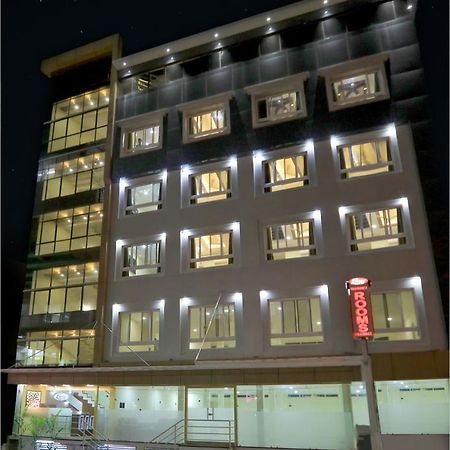 Hotel Kenz Residency à Kochi Extérieur photo
